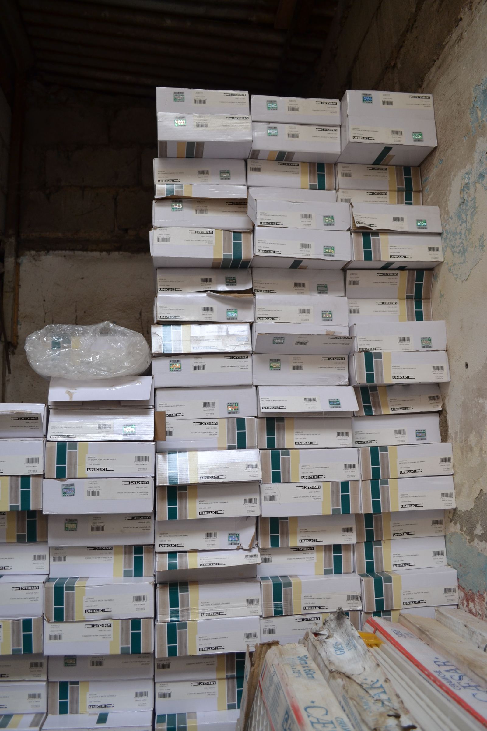 Cartons de carrelage céramique empilés