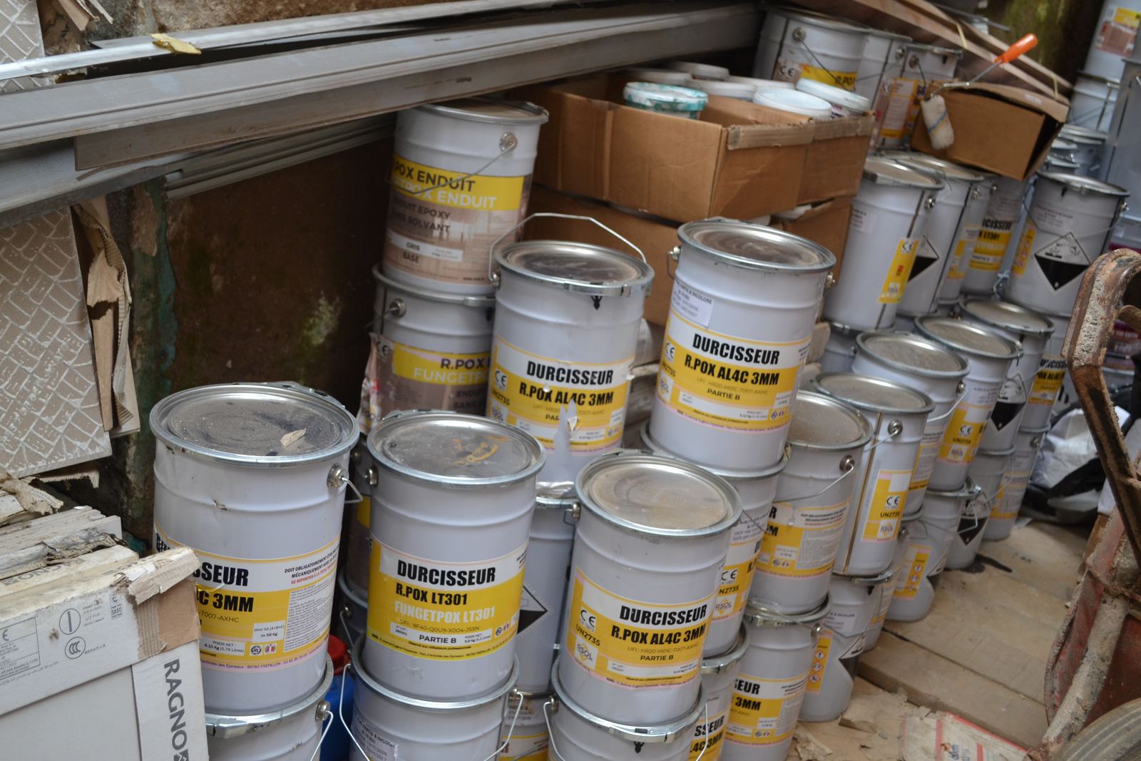 Bidons de durcisseur pour systèmes époxy bi-composants
