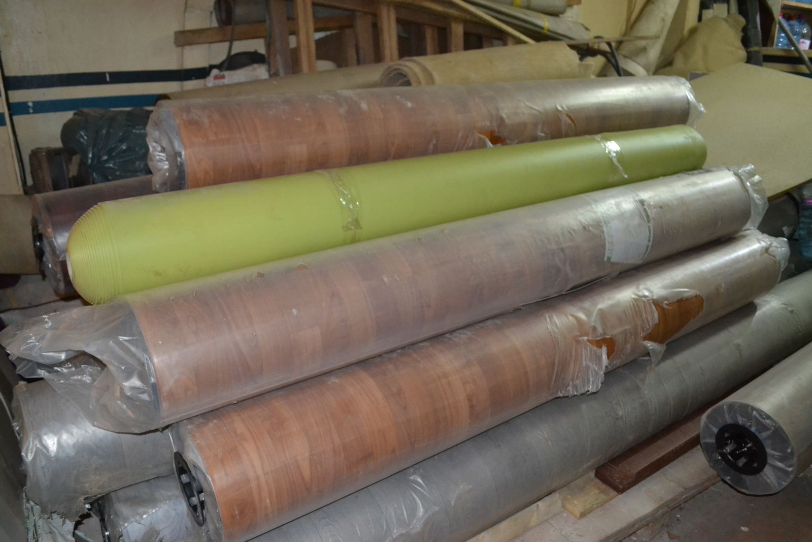 Rouleaux de PVC et de moquette entreposés