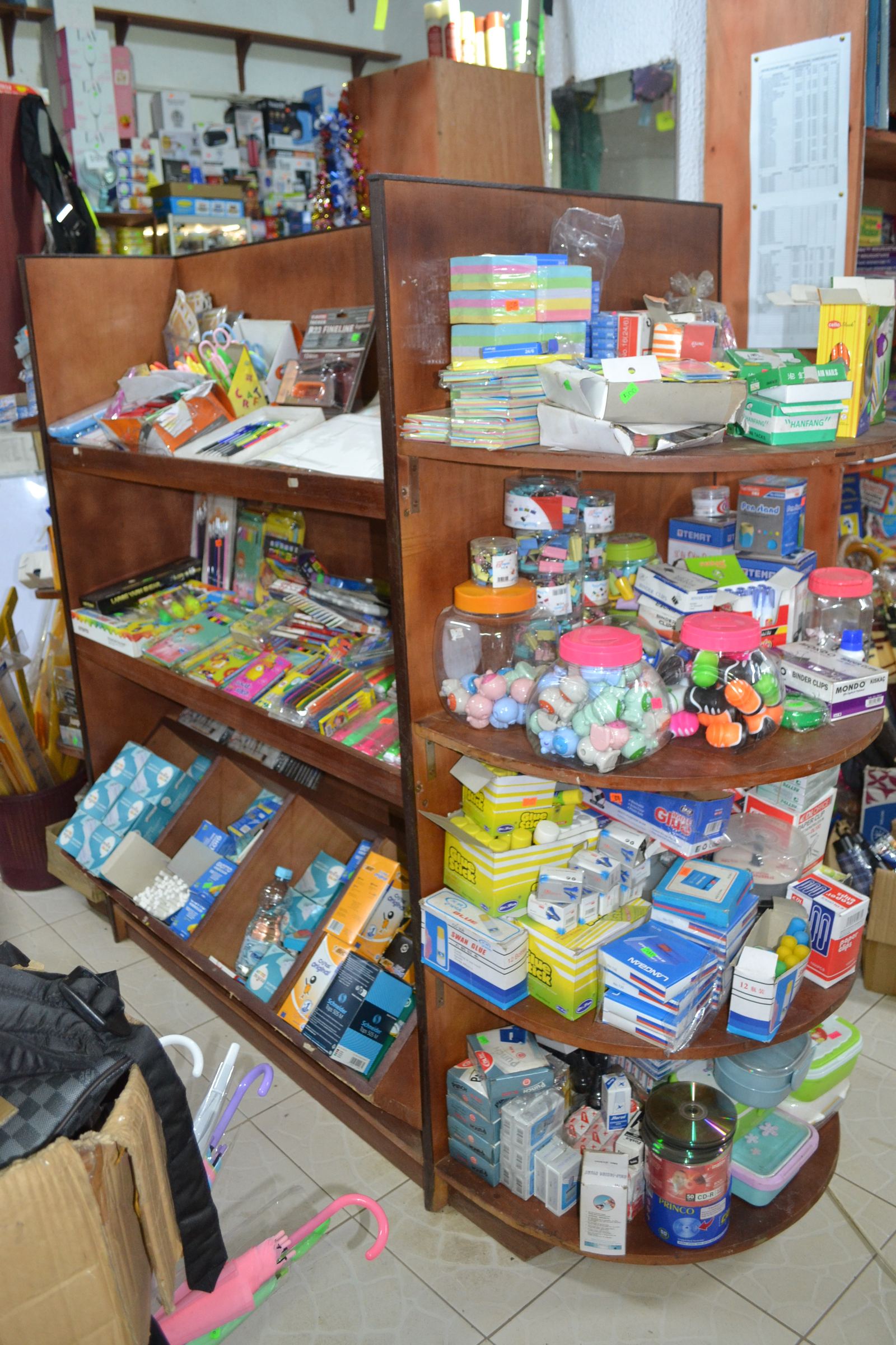 Présentoir de fournitures scolaires et de bureau